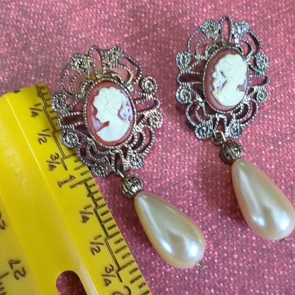 ❤️Antique Midcentury 1940s 1950s Cameo Pearl Drop Post Earrings 2" - Picture 2 of 4